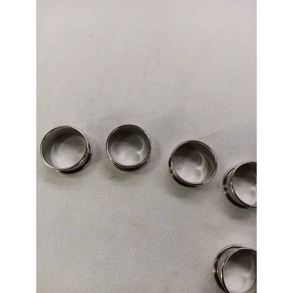 Set of 8 Elegant Silver Tone Napkin Rings